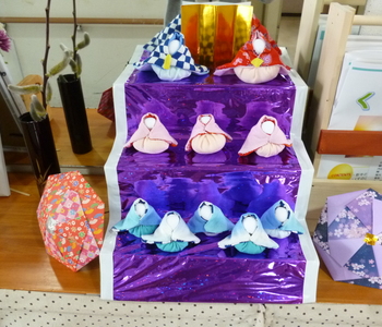 ちりめんの布を使ってお雛様を製作しました。
台も手作りです。