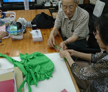 男性利用者様が丁寧に教えてくれてます。