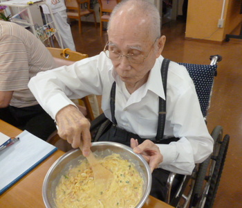 楽しく混ぜています♪
