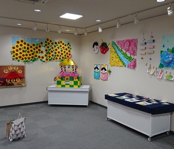 壁面にも、大きな作品があります。