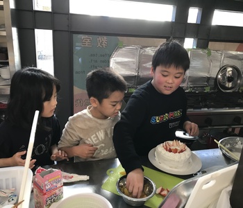 交代でデコレーションしました