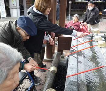 手水舎でてを洗い